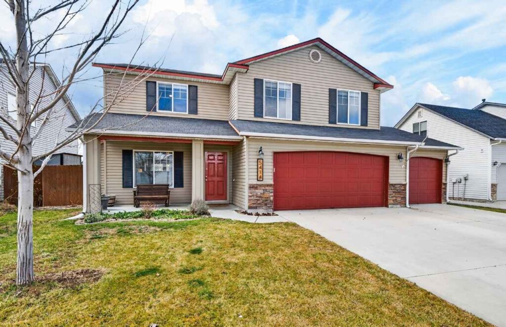 5 bedroom home in Caldwell Idaho with 3 car garage and covered front porch